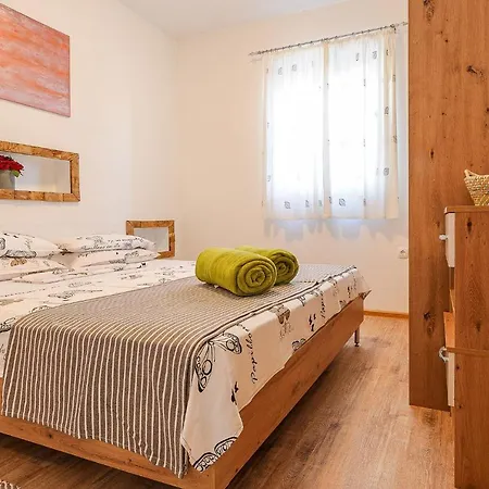 Holiday home Osmic Gornji Karin
